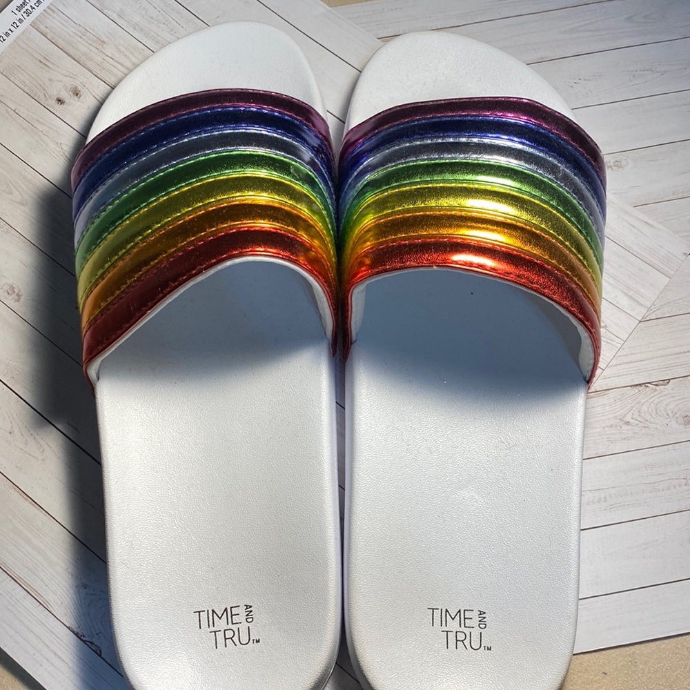 Womens size 11-12 slip on shoes. Very comfortable. Brand new never worn.